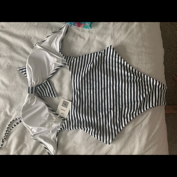 New Cupshe Medium One-Piece Swimsuit - Picture 2 of 2